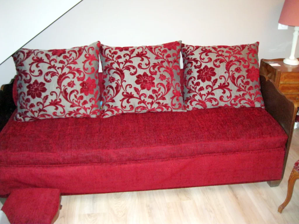 Banquette Restauree Coussins Decoratifs Vichy.webp 1024x768