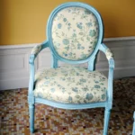 Services Fauteuil Bois Patine Tissu Chanee.webp 150x150