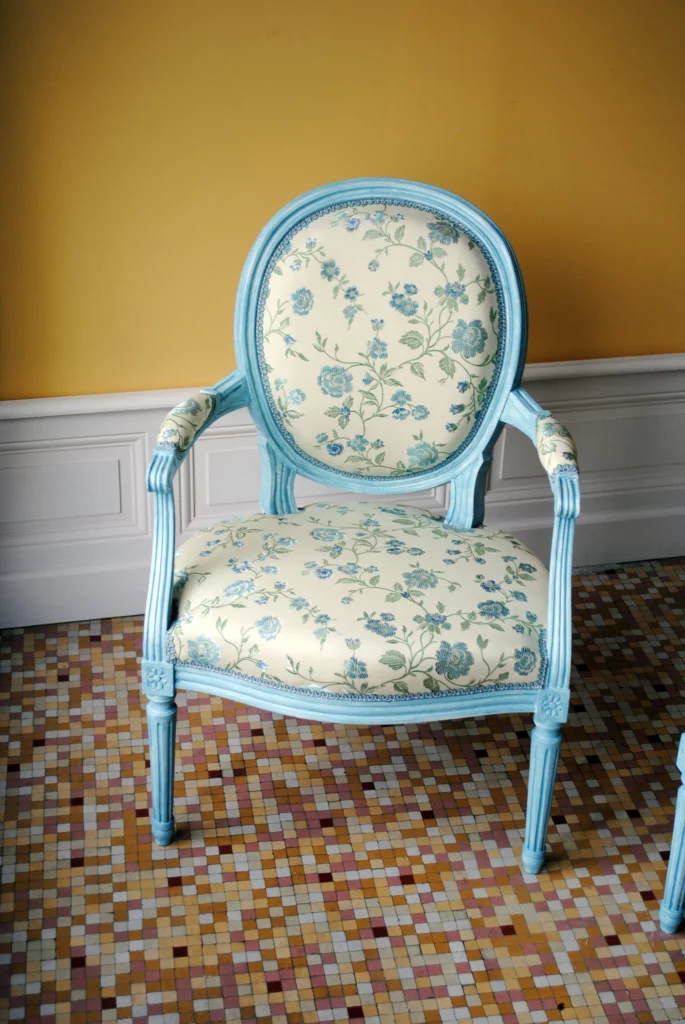 Home Fauteuil Bois Patine Tissu Chanee.webp 685x1024