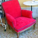 Services Fauteuil Confortable Tissu Framboise Passepoil Bleu Vichy.webp 150x150