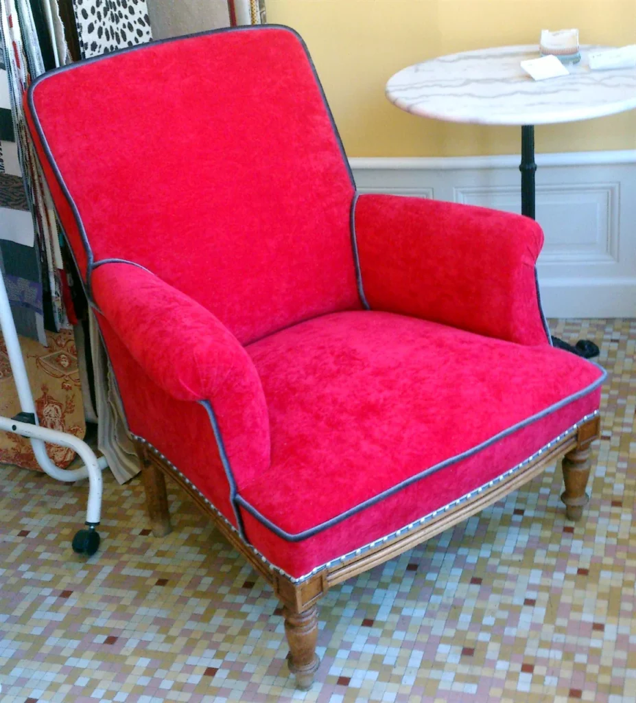 Home Fauteuil Confortable Tissu Framboise Passepoil Bleu Vichy.webp 927x1024