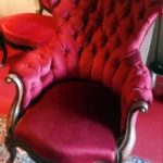 Services Fauteuil Crapaud Capitonne Velours De Soie Rouge.webp 150x150
