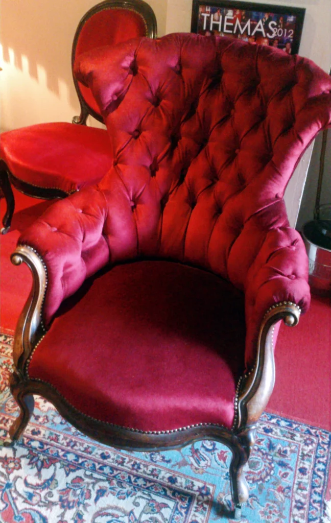 Home Fauteuil Crapaud Capitonne Velours De Soie Rouge.webp 648x1024