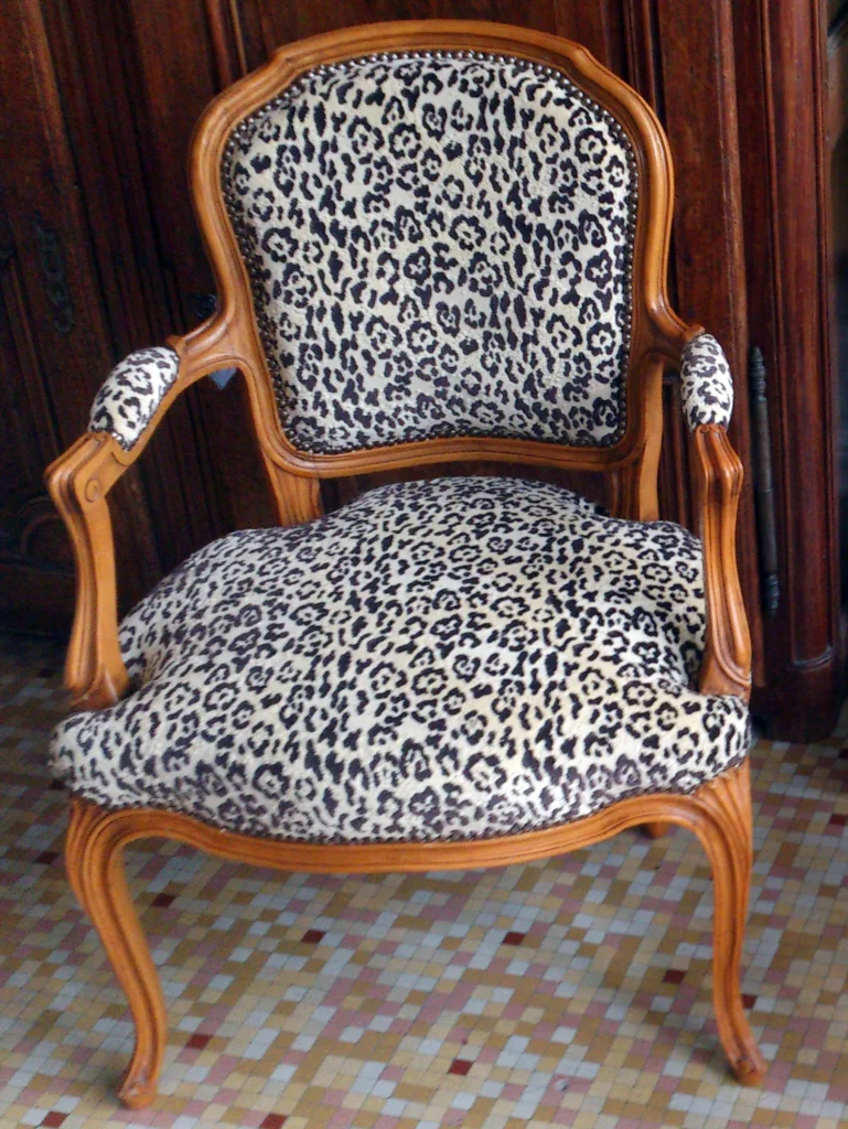 Home Fauteuil Louis Xv Velours Leopard Pierre Frey.webp 769x1024