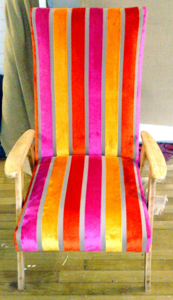 Home Fauteuil Vintage Velours Rayures Colorees.webp 593x1024