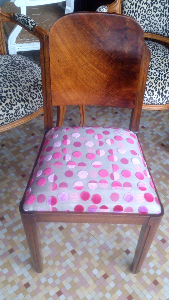 Home Restauration Chaise Art Deco Tissu Pois Roses.webp 576x1024
