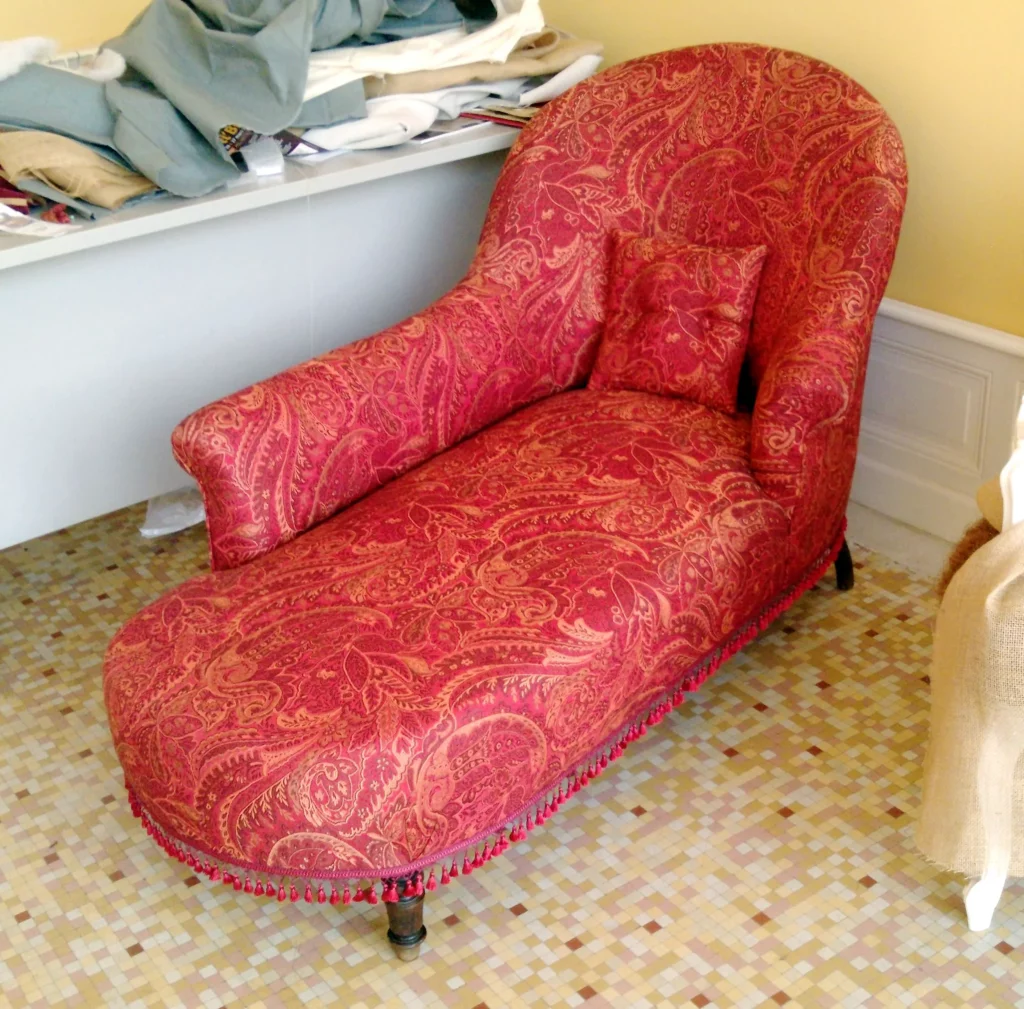 Home Restauration Meridienne Rouge Traditionelle Vichy.webp 1024x1009